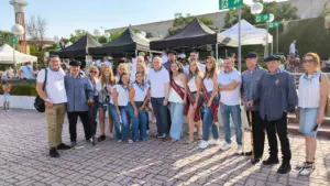 Grupo de personas posando con vestimenta tradicional manchega durante una festividad al aire libre.