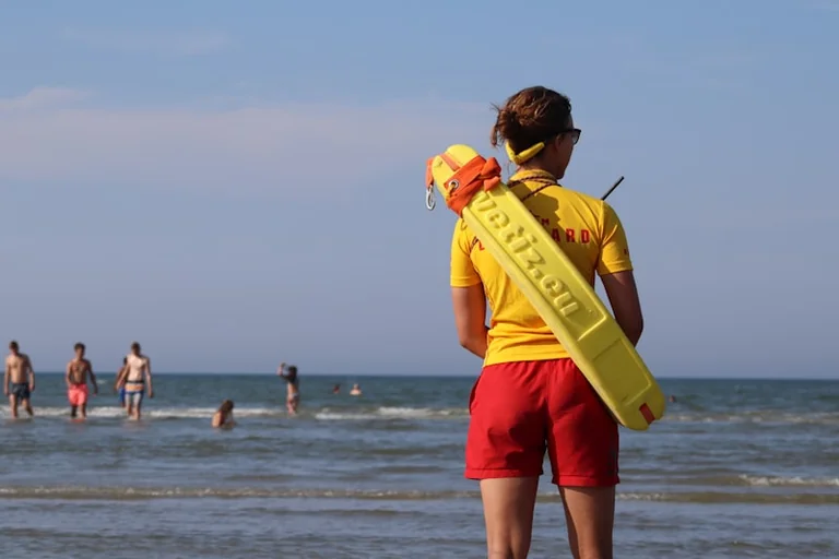 Playas de Lorca: dónde buscar ayuda ante una emergencia