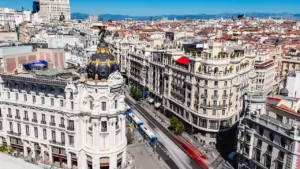 Vista panorámica aérea de la Gran Vía madrileña con su arquitectura histórica destacada.