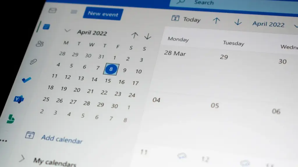 Una pantalla de ordenador mostrando un calendario digital con el día 8 resaltado.
