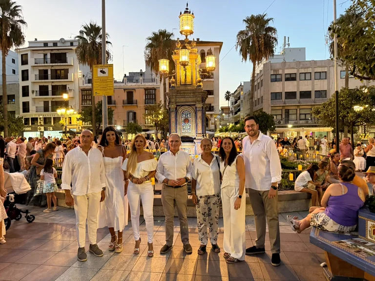 Algeciras se vuelca en una Noche de las Velas de récord