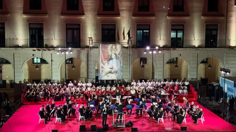Alicante vuelve a reconocerse en la noche de la Alborada