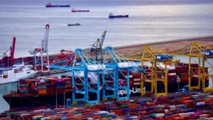 Vista aérea de contenedores de carga en el puerto de Barcelona, España.