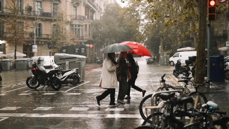 Avisos de AEMET este sábado: comprueba tu zona antes de salir