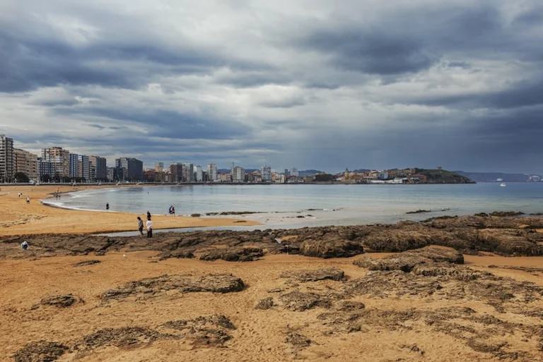 Avisos de AEMET este sábado: comprueba tu zona antes de salir