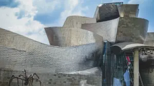 El icónico Museo Guggenheim de Bilbao con la escultura de la araña en primer plano.