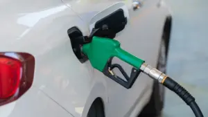 Cómo controlar el gasto en carburante y luz en 2026: guía práctica