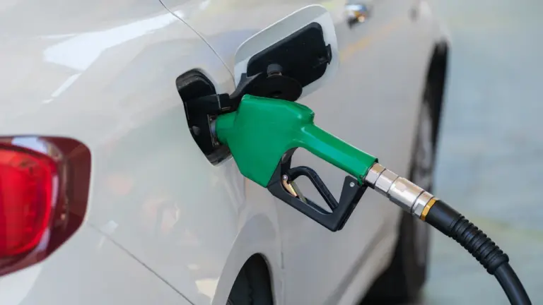 Cómo controlar el gasto en carburante y luz en 2026: guía práctica