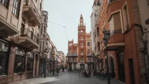 Vista urbana de una calle histórica en el centro de Badajoz durante una tarde tranquila.