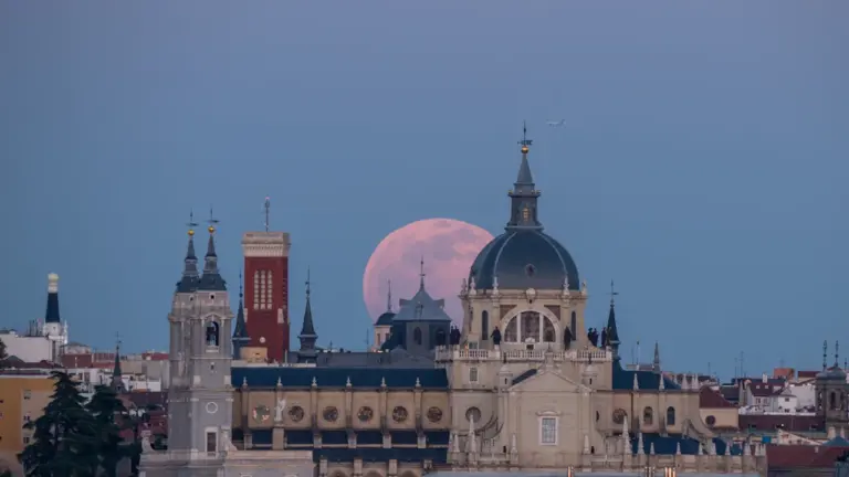 Eclipse total en España: franja, gafas y viaje seguro