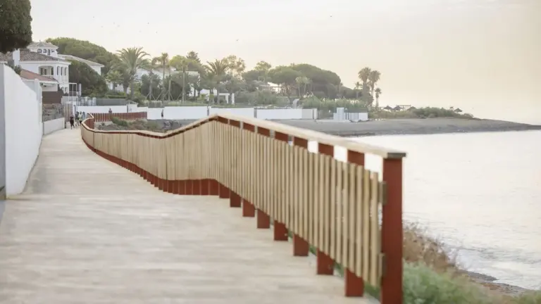 El litoral de Estepona ganará luz solar en siete zonas
