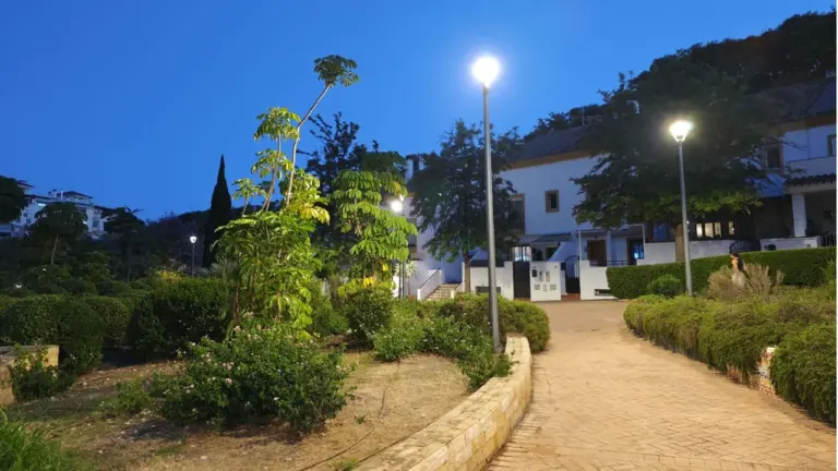Estepona renueva la luz de seis parques: así cambia la iluminación