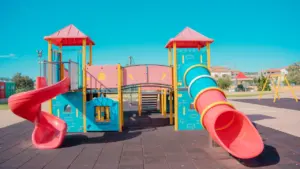 Parque infantil moderno y colorido con toboganes adaptados en Guadalajara.