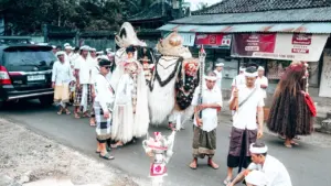 Procesión comunitaria con banderas blancas en una calle durante una celebración tradicional española.