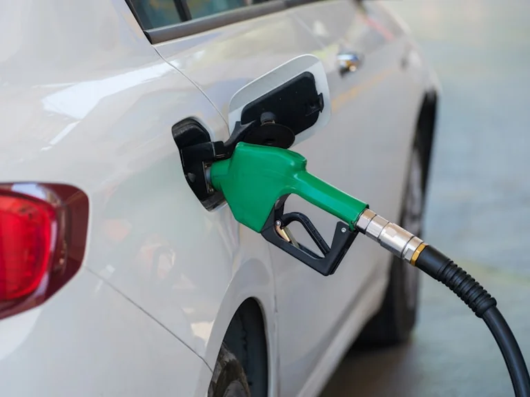 Gasolinera barata: cuándo compensa realmente el desvío