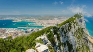 Vista panorámica del Peñón de Gibraltar dominando la bahía y el entorno urbano.