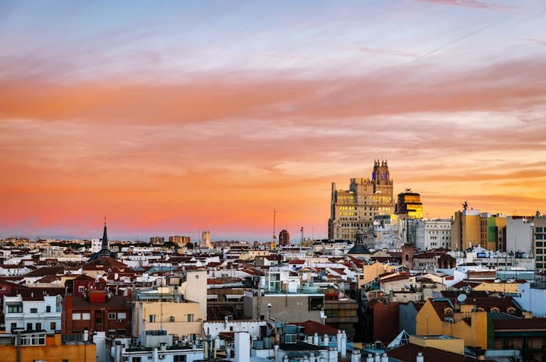 Madrid esta tarde: tres rutas según calor, precio y regreso