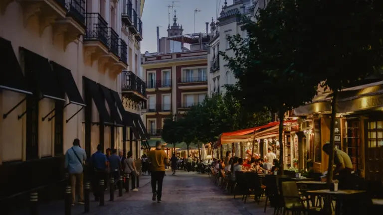 Marbella baja a 5.924 parados en julio: qué cambia en casa