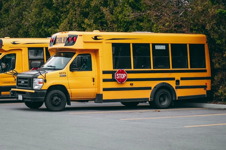 Marbella da a las familias más control sobre el bus escolar