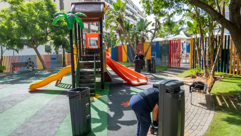 Marbella renueva 149 papeleras en sus parques: más capacidad de carga