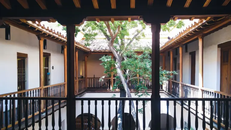 Martos abre su jardín cultural con revista y concierto