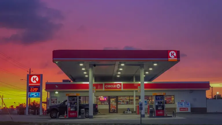 Operación retorno: cuándo compensa ir a una gasolinera barata