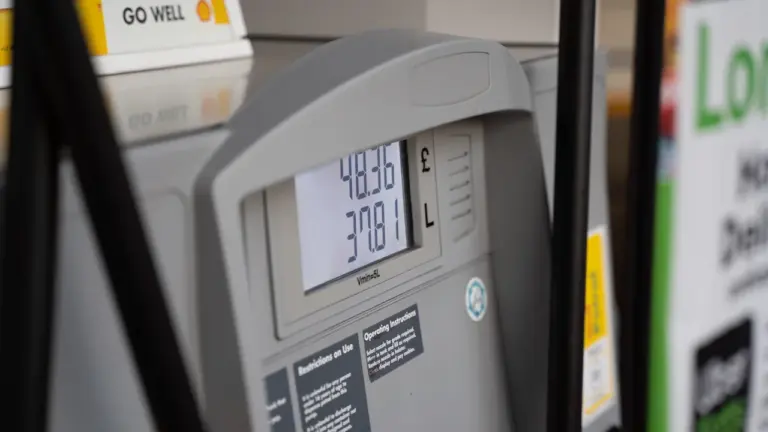 Precios de combustible hoy: guía de ahorro por provincias en 2026
