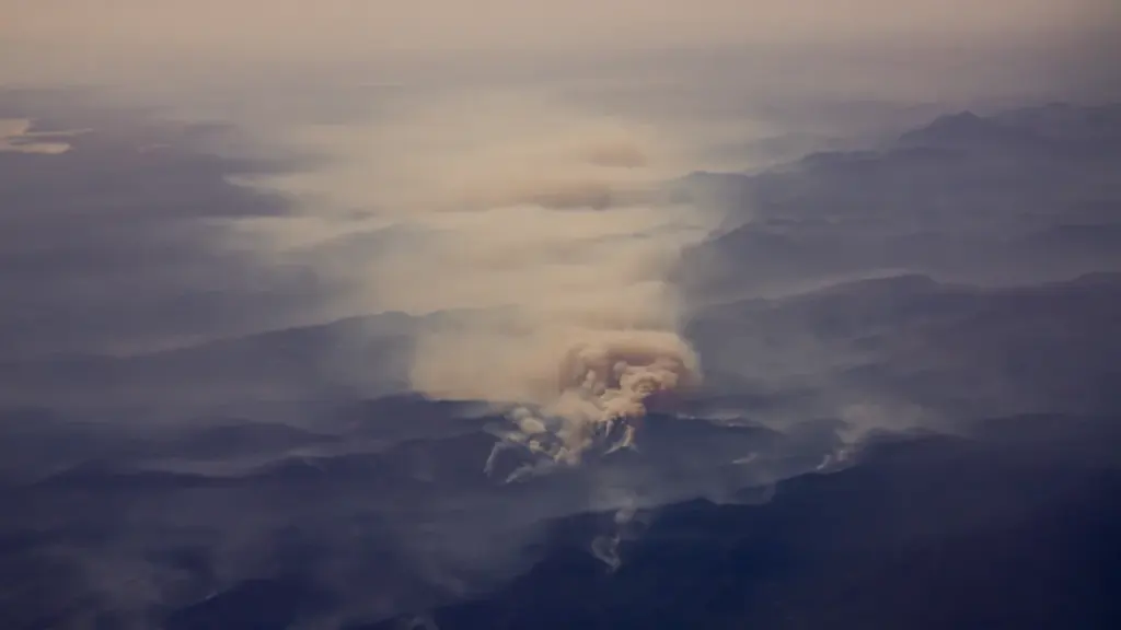 Vista aérea de un incendio forestal activo con humo extendiéndose sobre las montañas españolas.