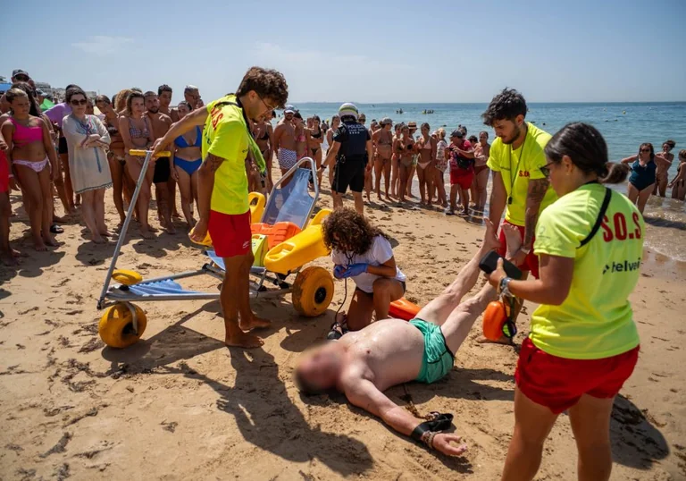 Rota pone a prueba su respuesta a tres riesgos en la playa