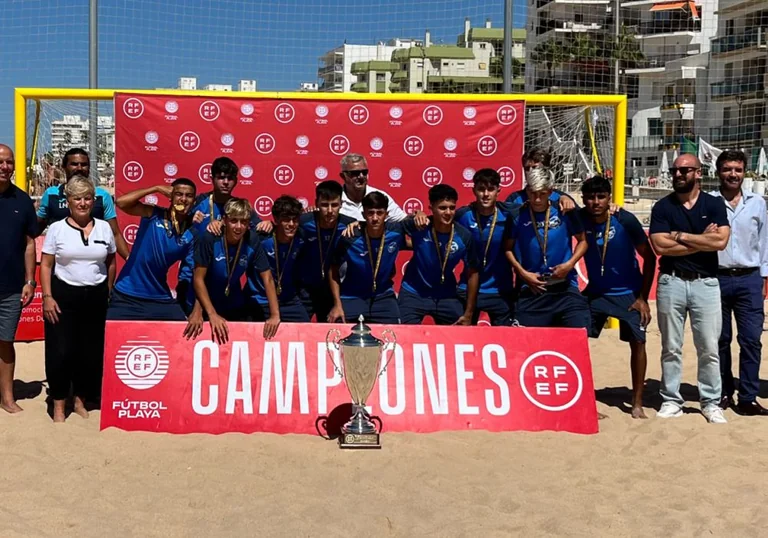 Rota prolonga la actividad estival con el fútbol playa