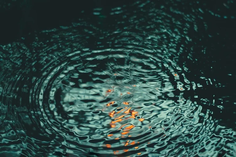 Soñar con agua: cómo refleja calma, ansiedad y estrés