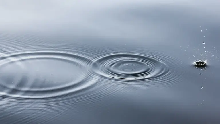 Soñar con agua repetidamente: significado emocional y claves