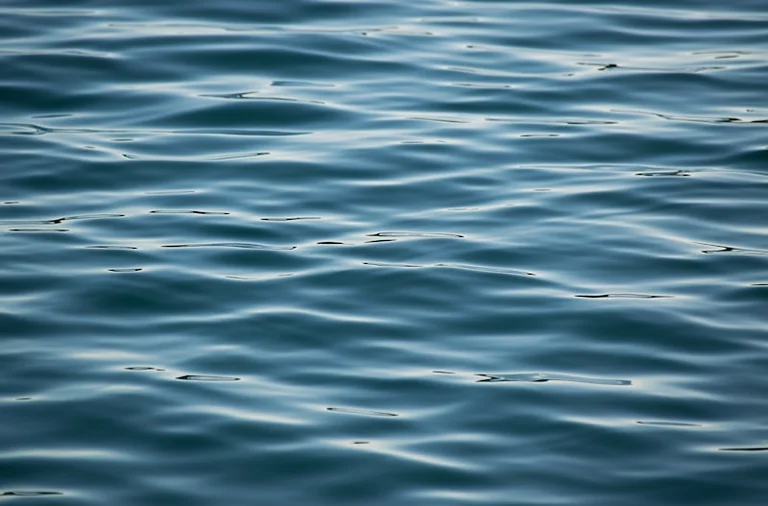 Soñar con agua repetidamente: significado emocional y claves