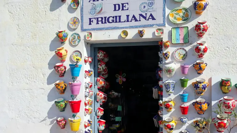 Águilas llena la Plaza de España de productos y artesanía