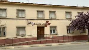 Fachada del edificio de la Policía Local en Herencia, Ciudad Real, España.