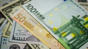 Primer plano de billetes de euro y dólar estadounidense mezclados.