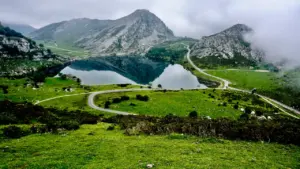 Vista panorámica de los Lagos de Covadonga con montañas en los Picos de Europa