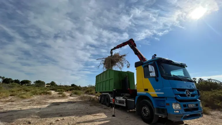 Elche intensifica la limpieza de barrancos ante la temporada de lluvias