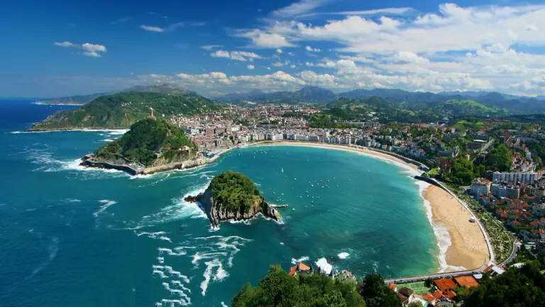 Vista panorámica de la Bahía de La Concha en San Sebastián, España.