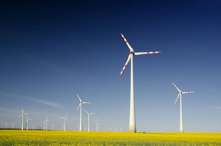 La bajada de energía eólica eleva el precio de la luz hoy