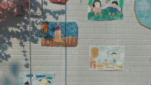 Nerja rinde tributo a la historia del arte infantil en calle Granada