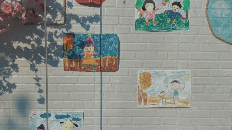 Nerja rinde tributo a la historia del arte infantil en calle Granada
