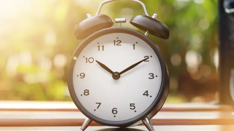 Soñar que llegas tarde: presión, expectativas y diario de sueños