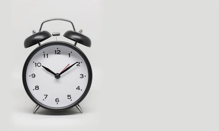 Soñar que llegas tarde: presión, expectativas y diario de sueños