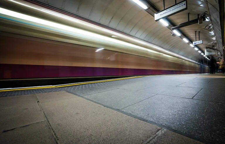 Soñar que pierdes el tren: decisiones sin alarmarse