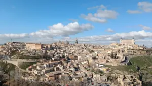 Vista panorámica de Toledo con el río Tajo y el Alcázar al fondo.