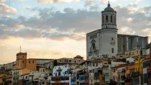 Vista panorámica de una catedral sobre edificios coloridos bajo un cielo nublado y gris