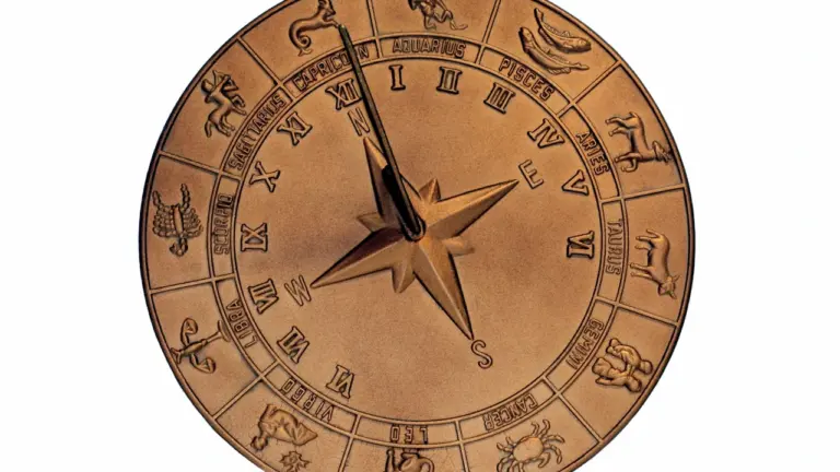 Un antiguo reloj astronómico detallando los doce signos del zodiaco en una fachada.