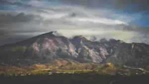 Paisaje montañoso con nubes grises y oscuras sobre el norte de Cáceres en España.