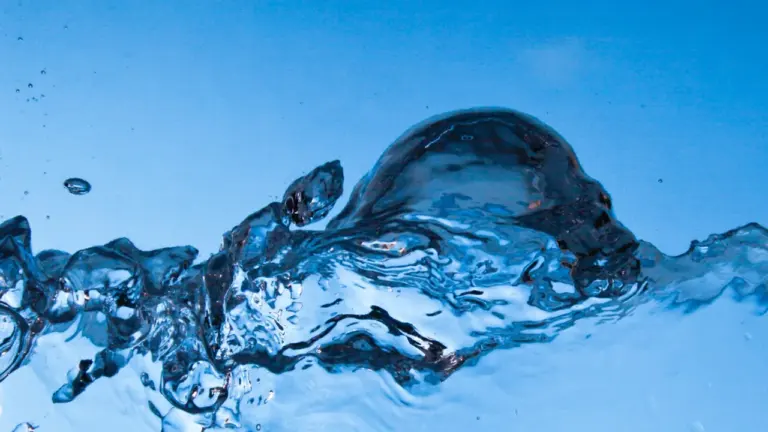 Soñar con agua: qué cambia según el lugar y la emoción